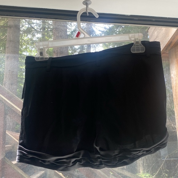 BCBG MAXARIA silk shorts. - Picture 3 of 3
